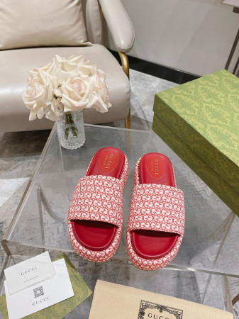 Gucci WOMEN'S GG PLATFORM SLIDE SANDAL