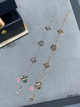 Louis Vuitton Large Four-Flower Natural Gray Mother-of-Pearl Bracelet