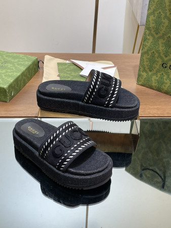 UA GUCCI SLIDE SANDAL WITH GUCCI SCRIPT