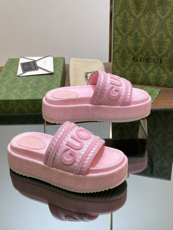 UA GUCCI SLIDE SANDAL WITH GUCCI SCRIPT