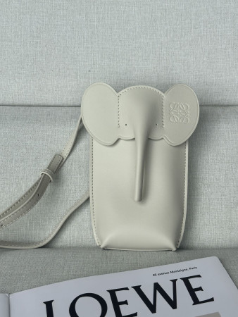 LOEWE Elephant Pocket in classic calfskin 18x8x4cm