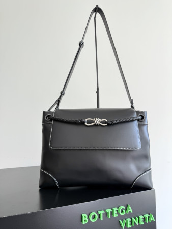 Bottega Veneta Medium Andiamo Messenger 37x26x13cm