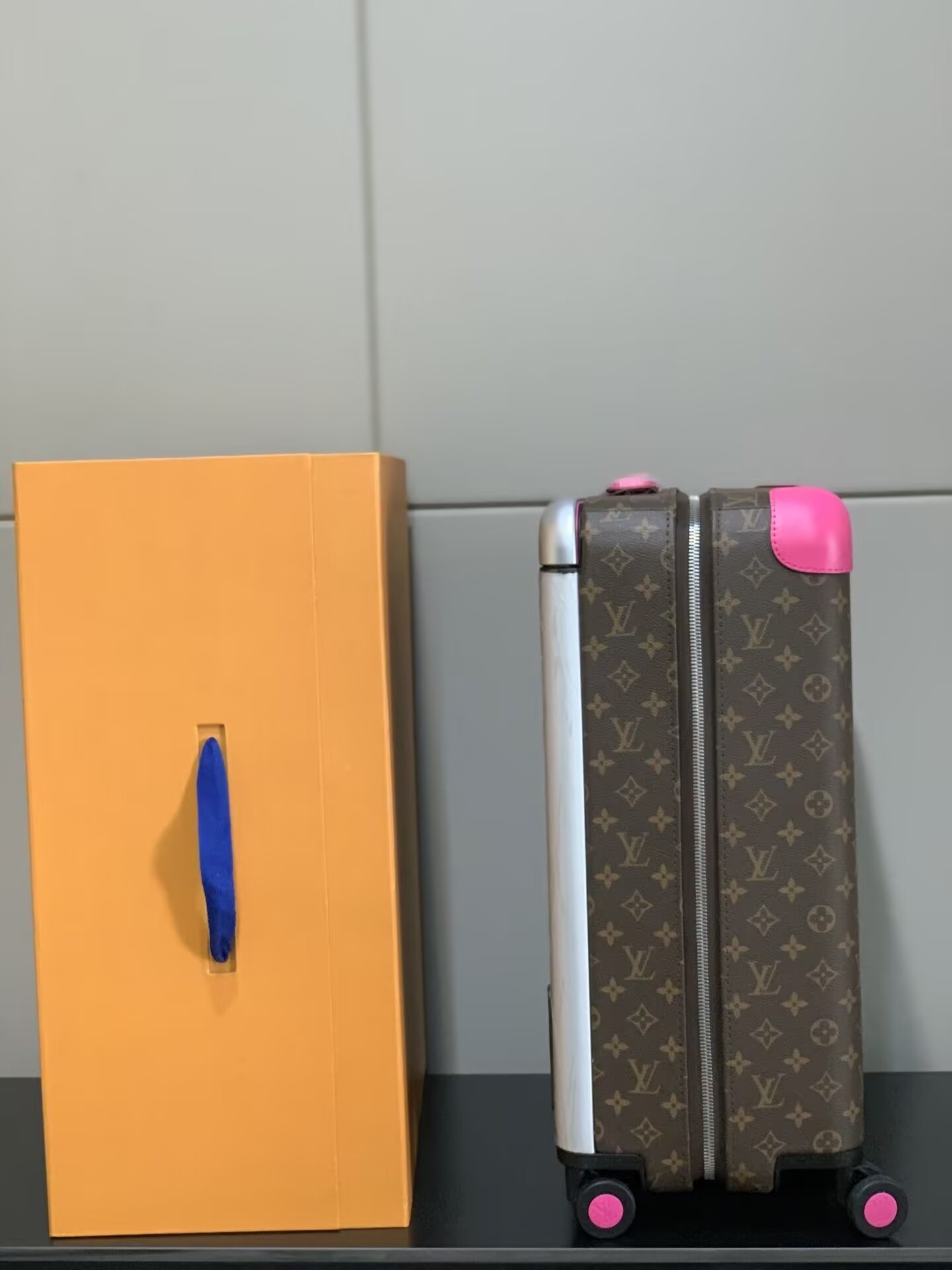 Louis Vuitton LV Horizon 55 Colormania Fuchsia M46780 15 x 21.7 x 8.3 inches