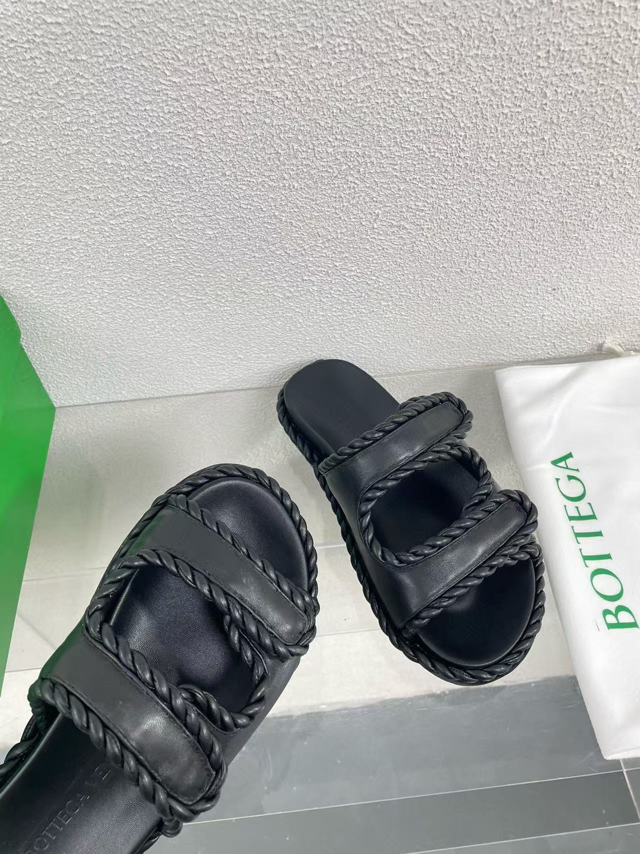 UA Bottega Veneta Slide