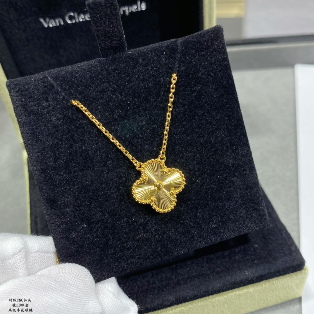 Van Cleef & Arpels Medium Classic Four Leaf Clover Necklace Diameter approx 1.5cm,Chain length approx 40+5cm