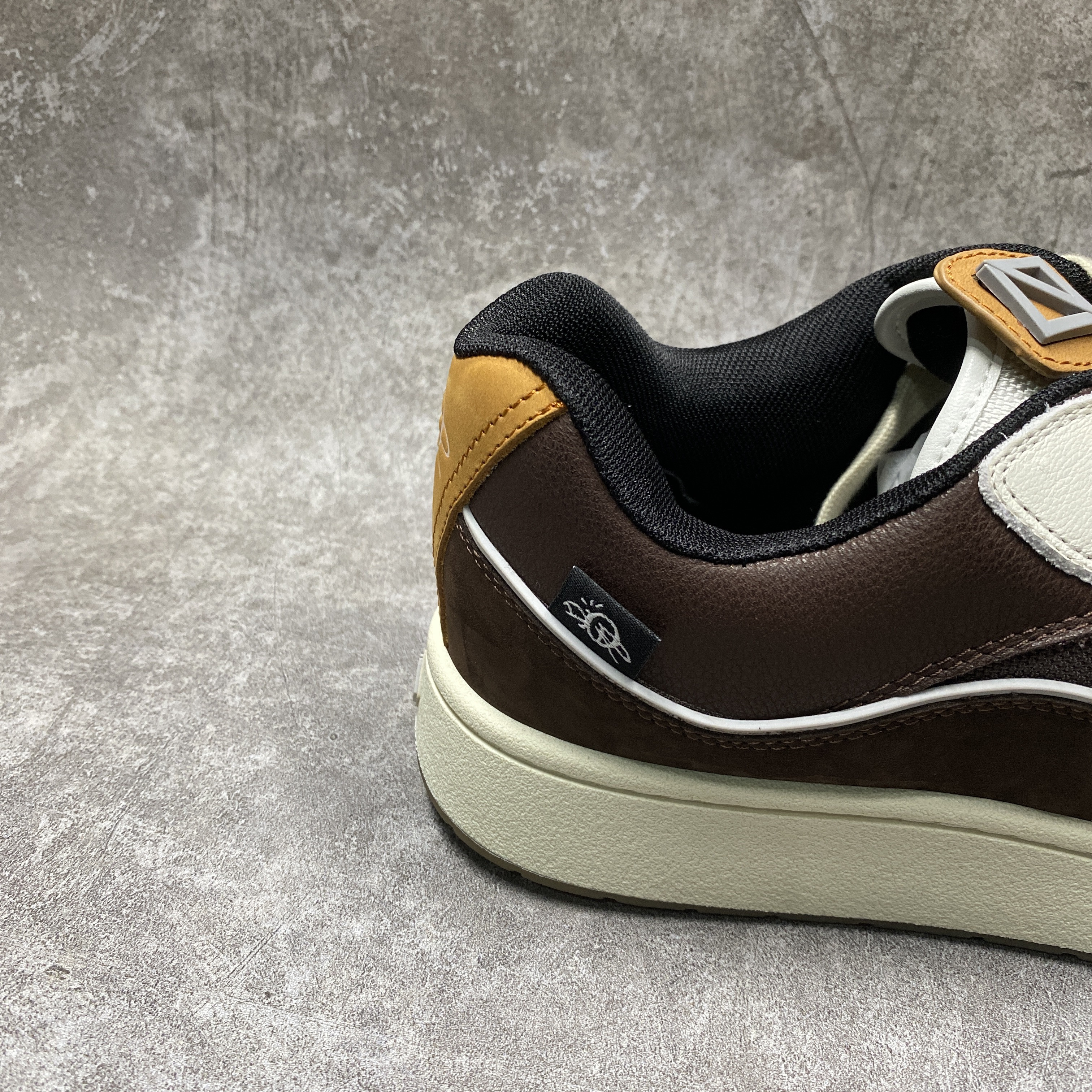 Dior B713 CACTUS JACK Mocha White