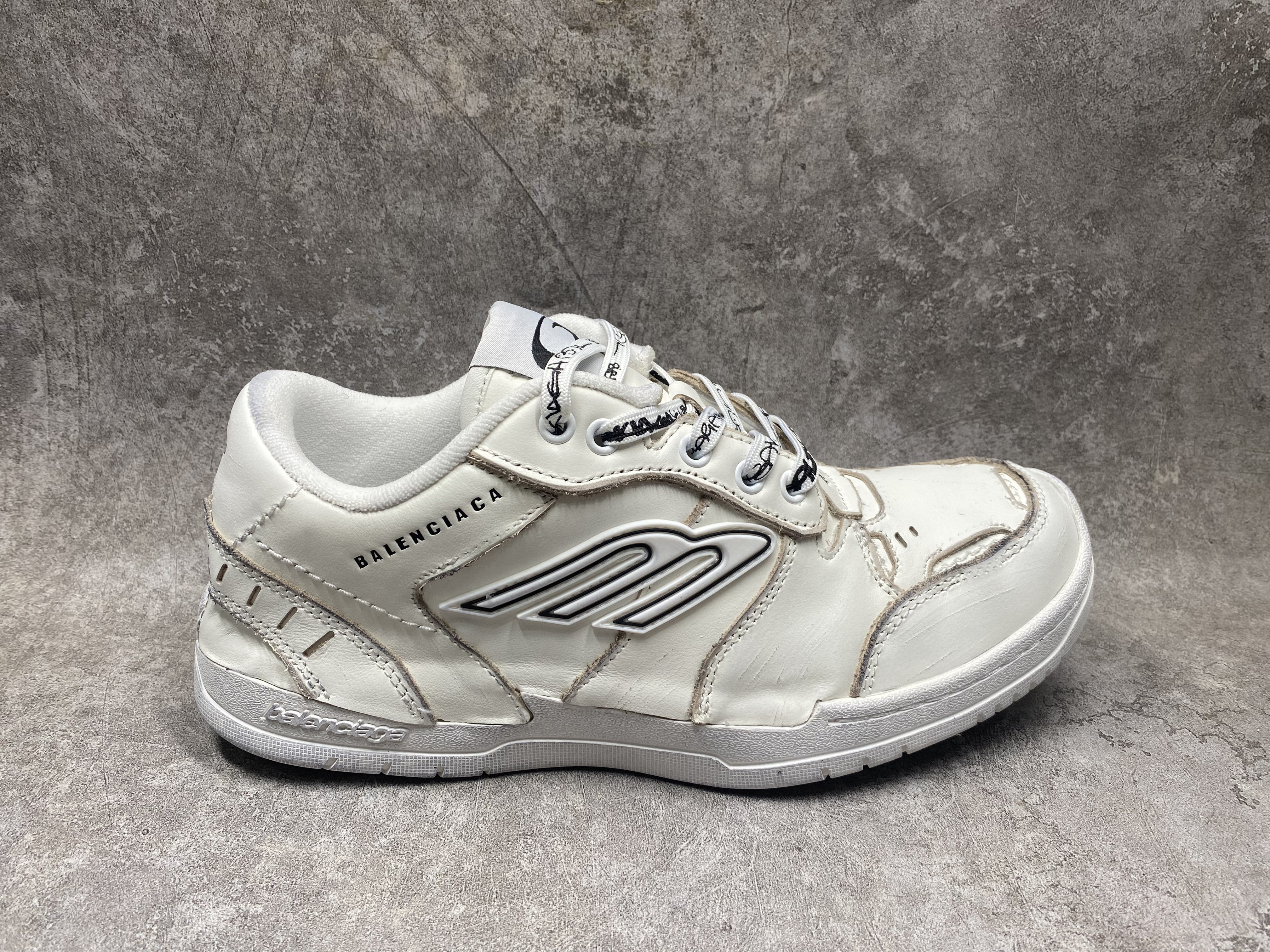 UA Balenciaga Hamptons Medium Worn-out Sneaker in White(run one size large)