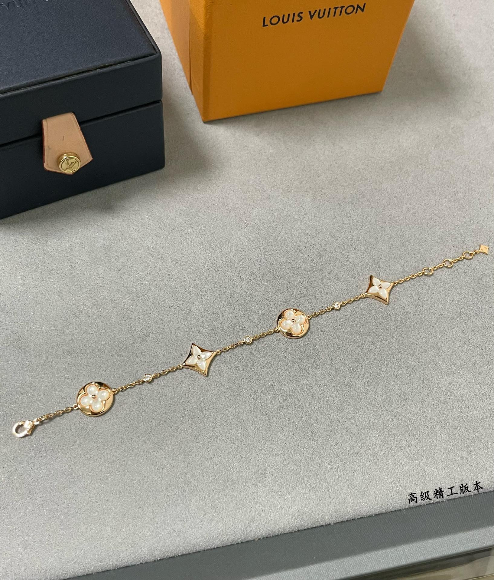 Louis Vuitton Four-Flower High-End Mother-of-Pearl Bracelet