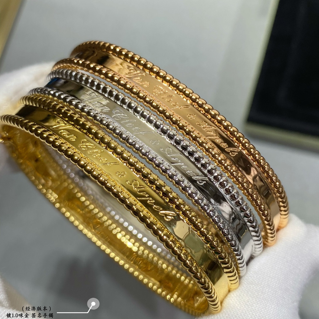 Van Cleef & Arpels sign Bracelet