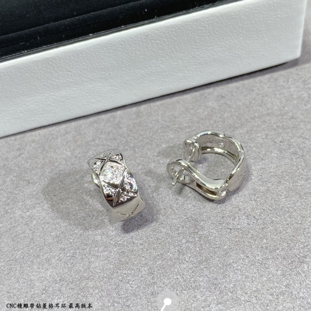 Chanel Carved diamond with diamond Earrings