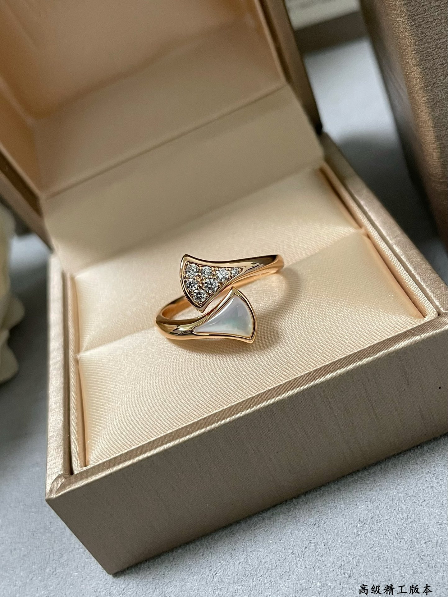 Bvlgari White mother-of-pearl scalloped skirt Ring