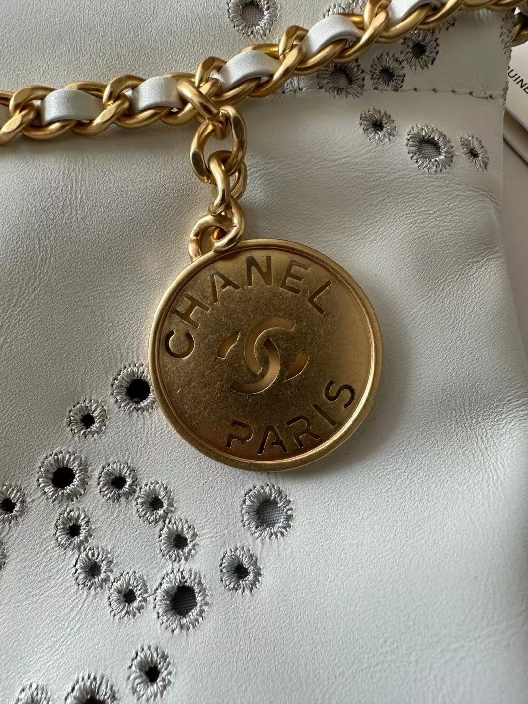 CHANEL 22 MINI HANDBAG Shiny Calfskin 20 × 19 × 6 cm