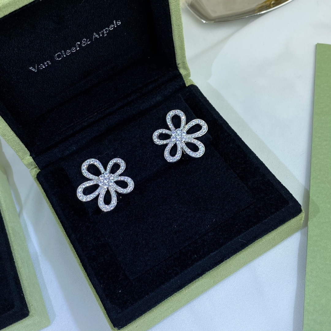 Van Cleef & Arpels diamond flower earrings