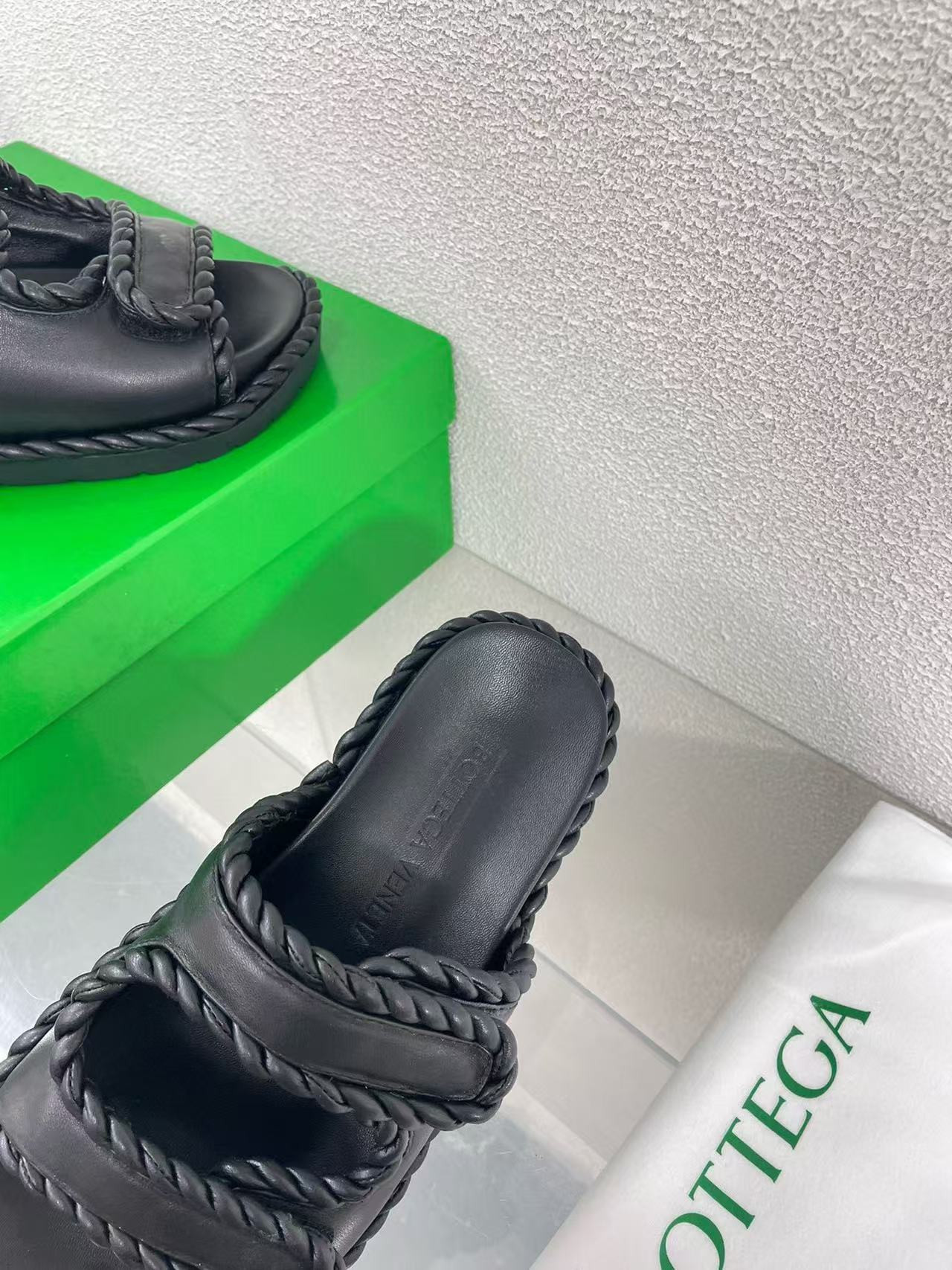 UA Bottega Veneta Slide