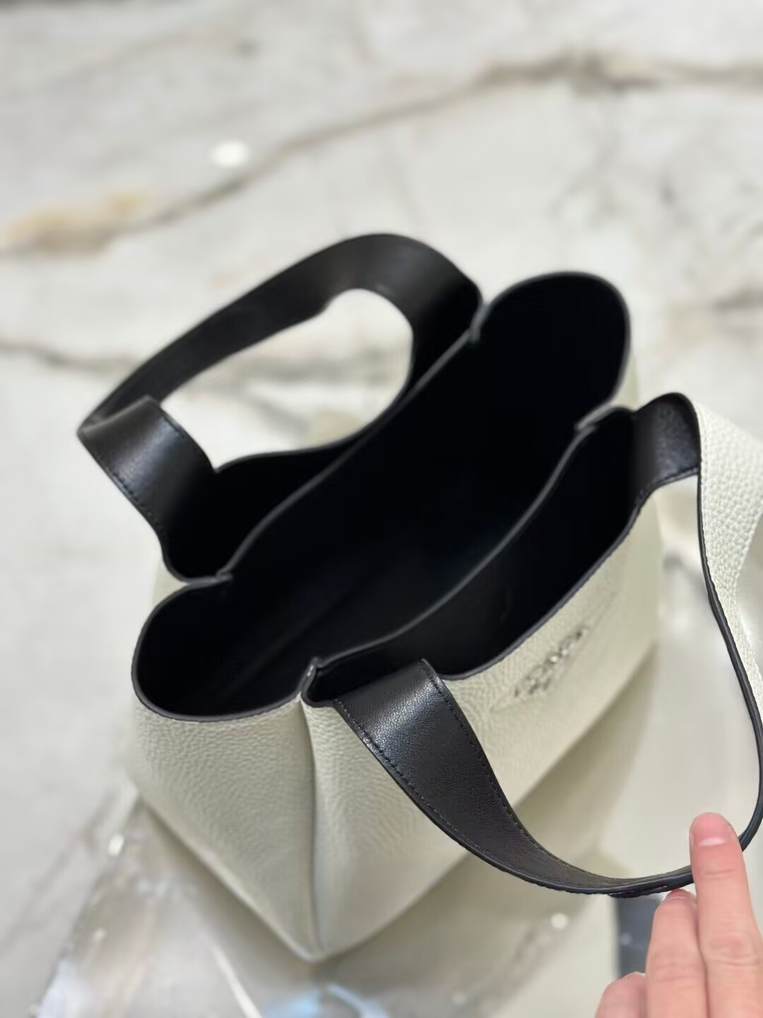 Prada Medium Leather Tote 25x21.5x14cm