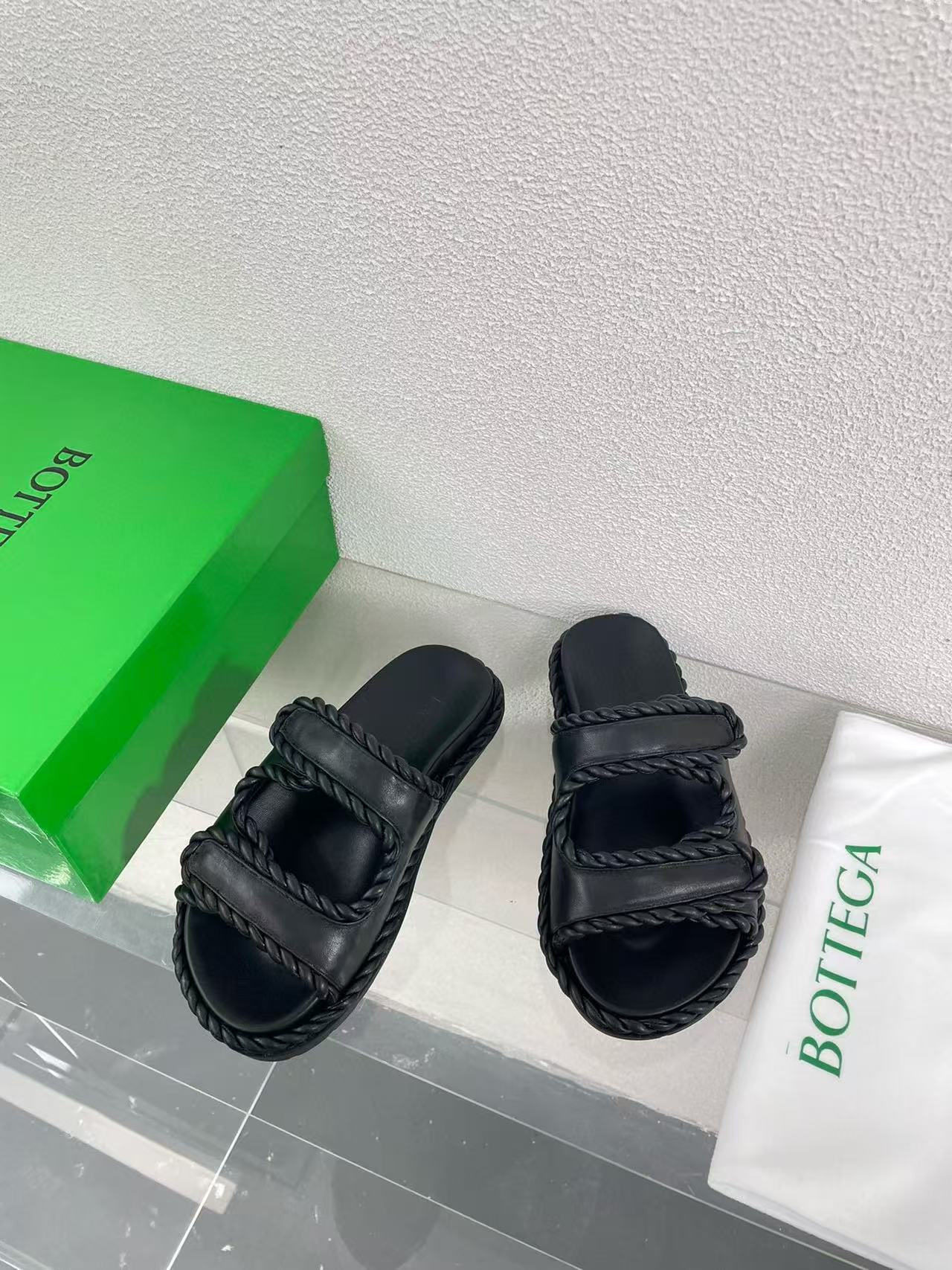 UA Bottega Veneta Slide