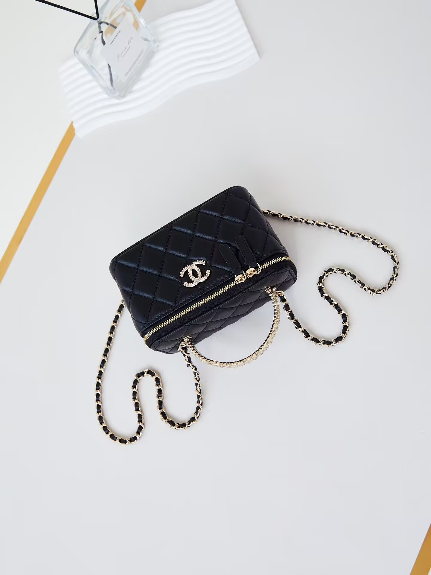 CHANEL with chain 9.5x16x8cm