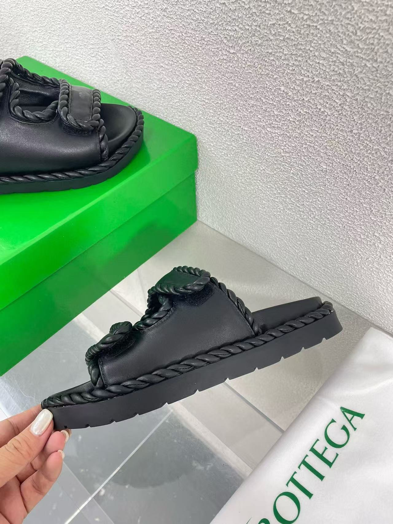 UA Bottega Veneta Slide