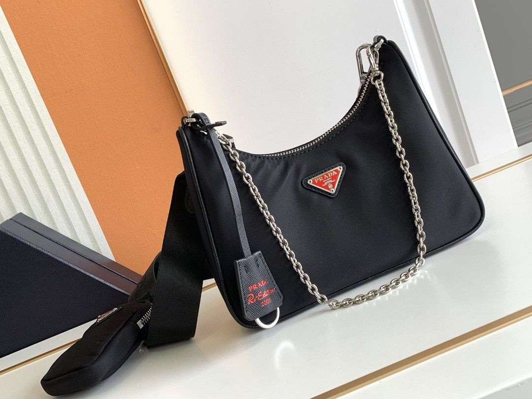 Prada Re-Edition 2005 Re-Nylon bag black red