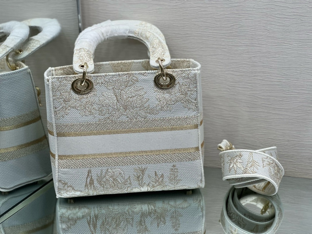 MEDIUM DIOR LADY D-LITE BAG  24 x 20 x 11 cm