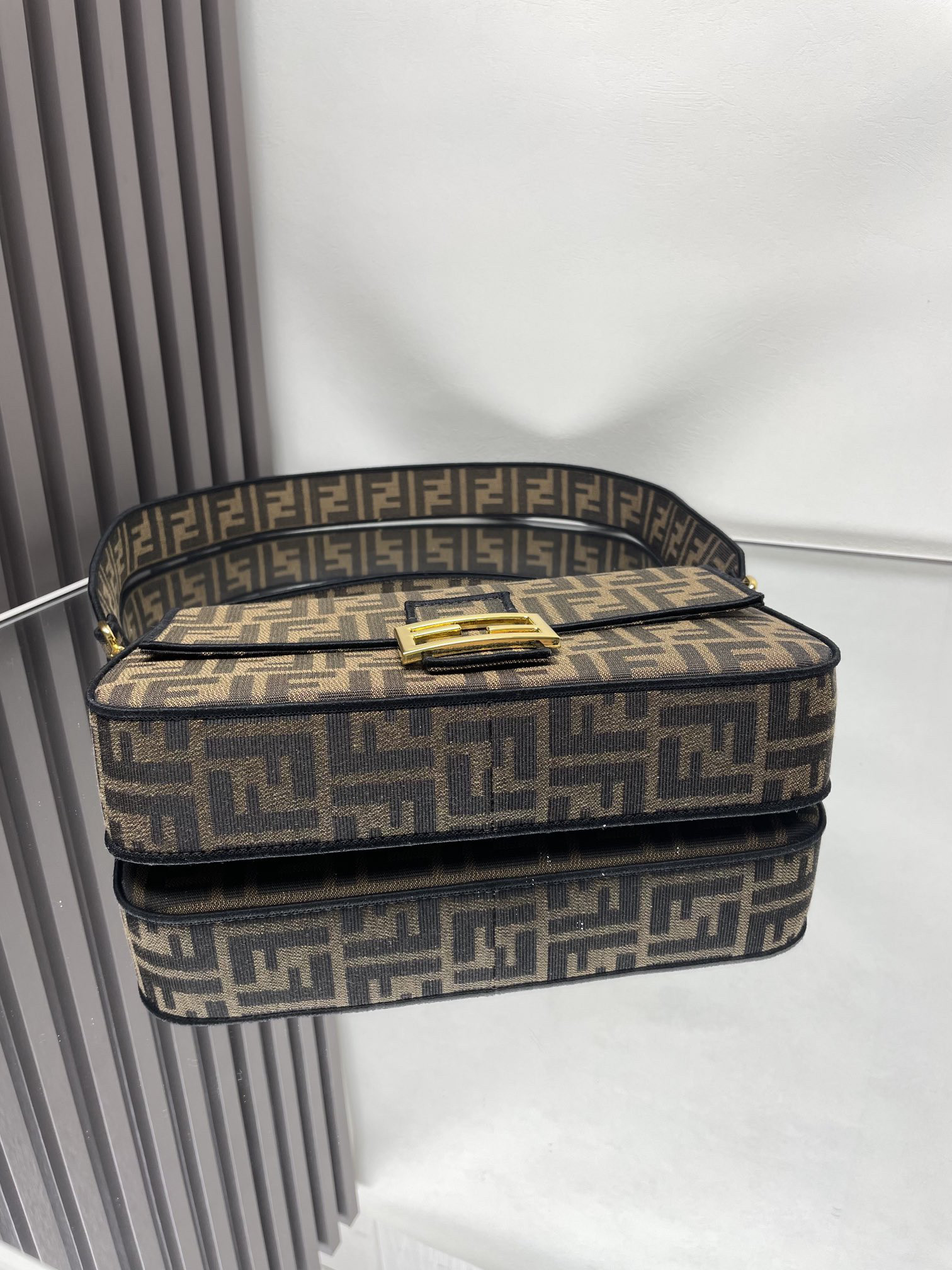 Fendi baguette shoulder bag 26x13x6cm