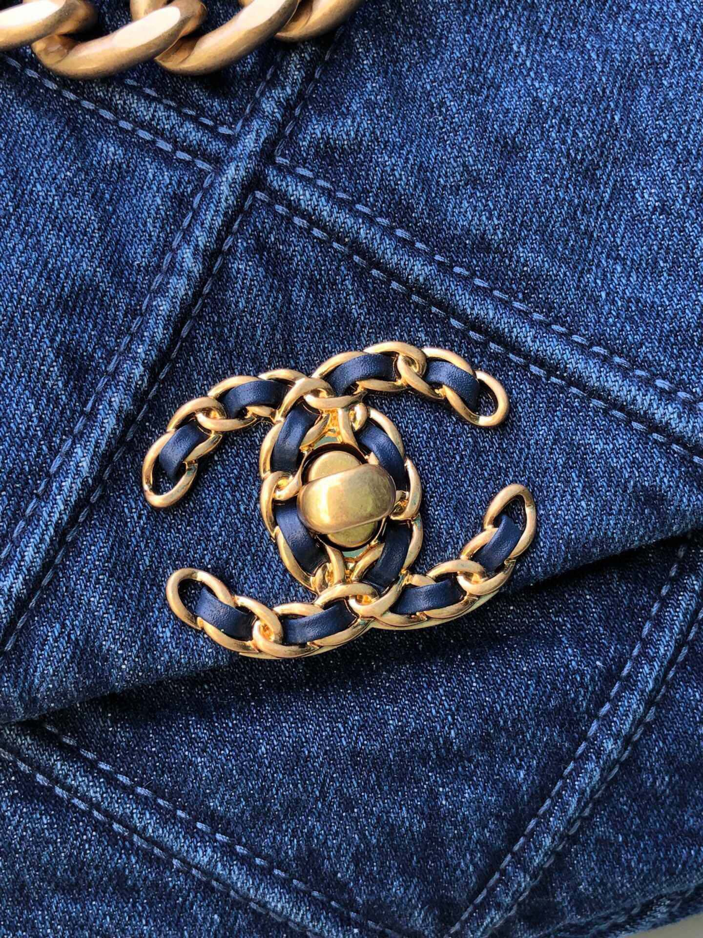 CHANEL 19 HANDBAG Ruthenium-Finish Metal Navy 6.2 × 10.1 × 3.5 in