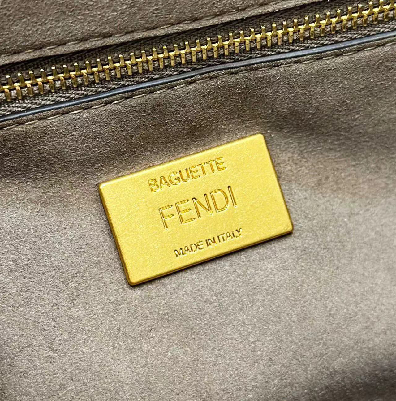 Fendi Baguette Chain Midi 24x14.5x7cm