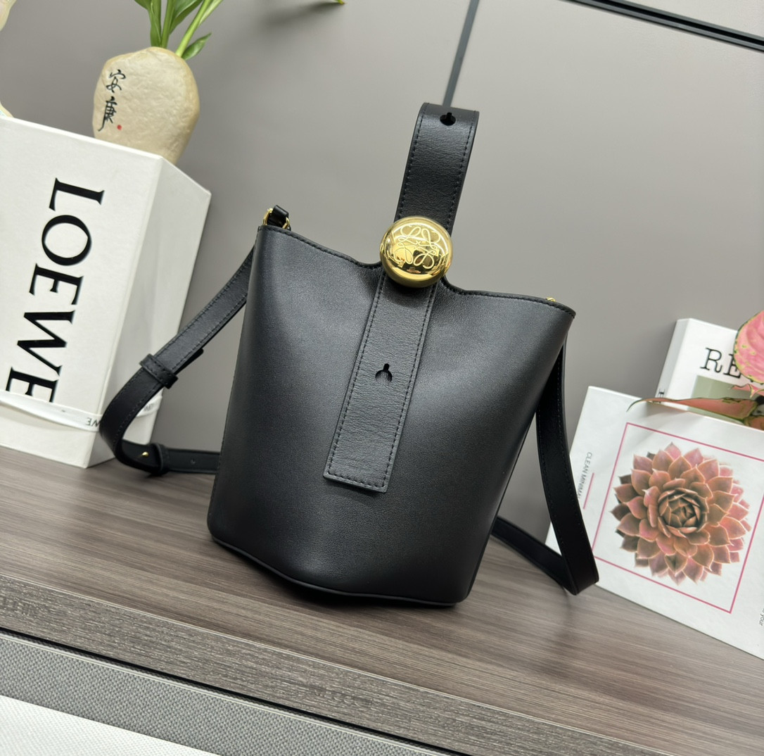 LOEWE Mini Pebble bucket 19.5x16x16cm