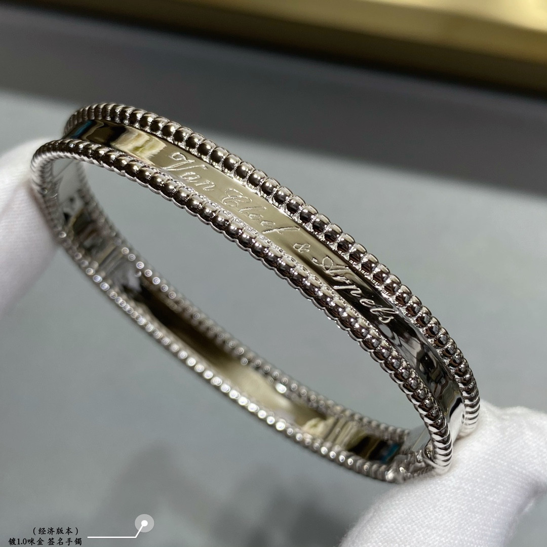 Van Cleef & Arpels sign Bracelet
