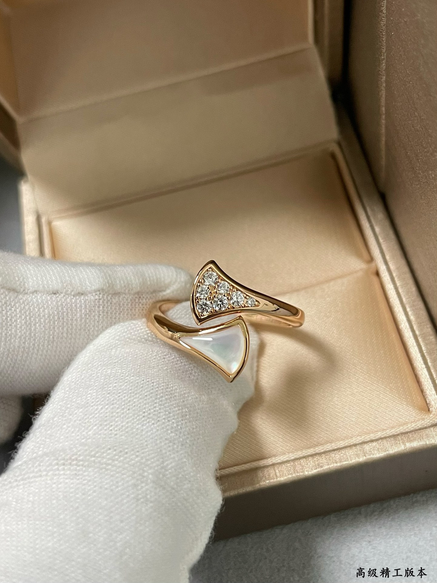 Bvlgari White mother-of-pearl scalloped skirt Ring