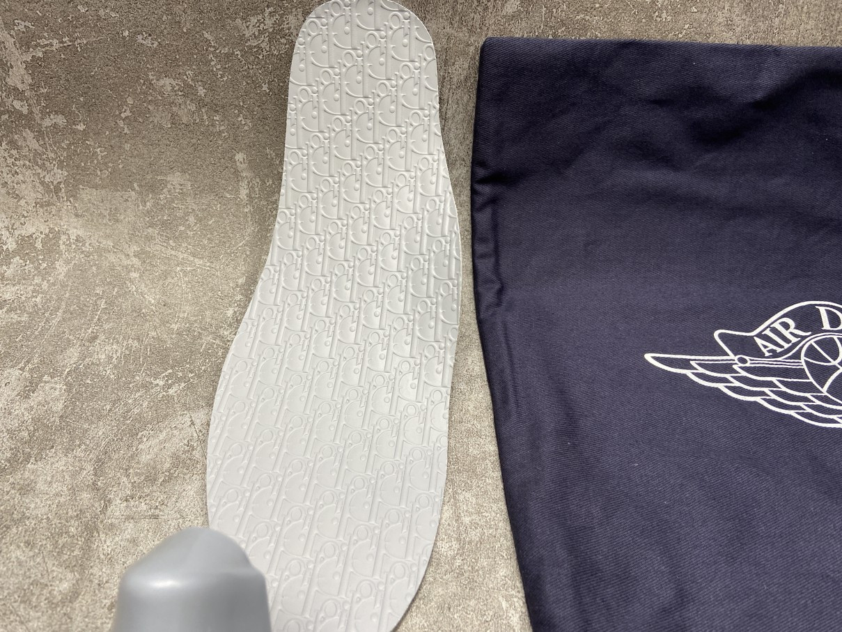 Air Jordan 1 Retro High Dior (Blue Box Version)