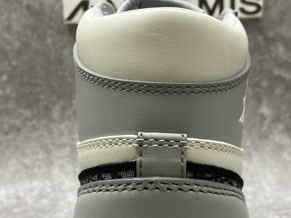 Air Jordan 1 Retro High Dior (Blue Box Version)