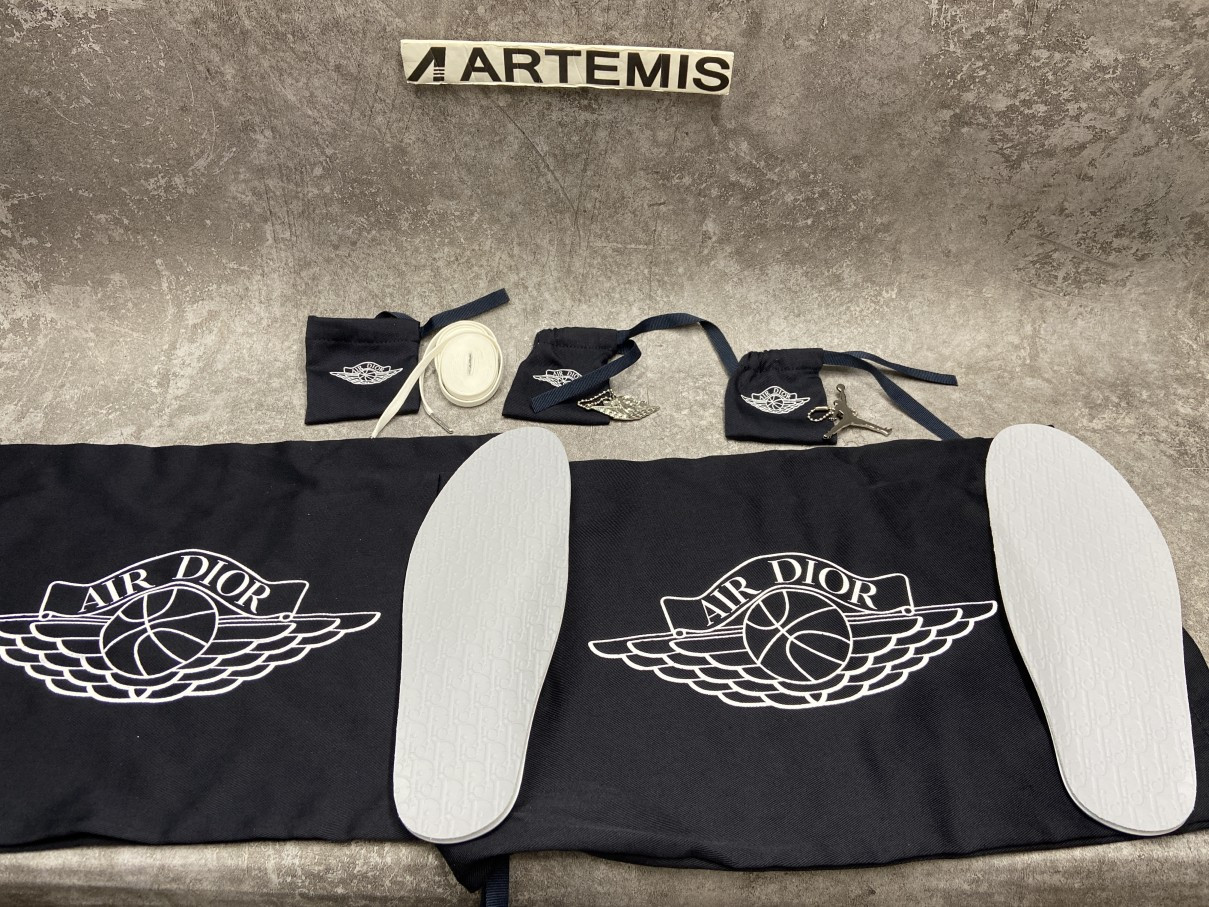 Air Jordan 1 Retro Low Dior (Blue Box Version)