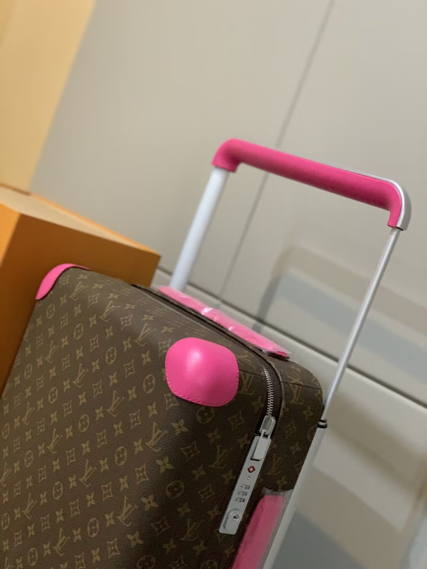 Louis Vuitton LV Horizon 55 Colormania Fuchsia M46780 15 x 21.7 x 8.3 inches