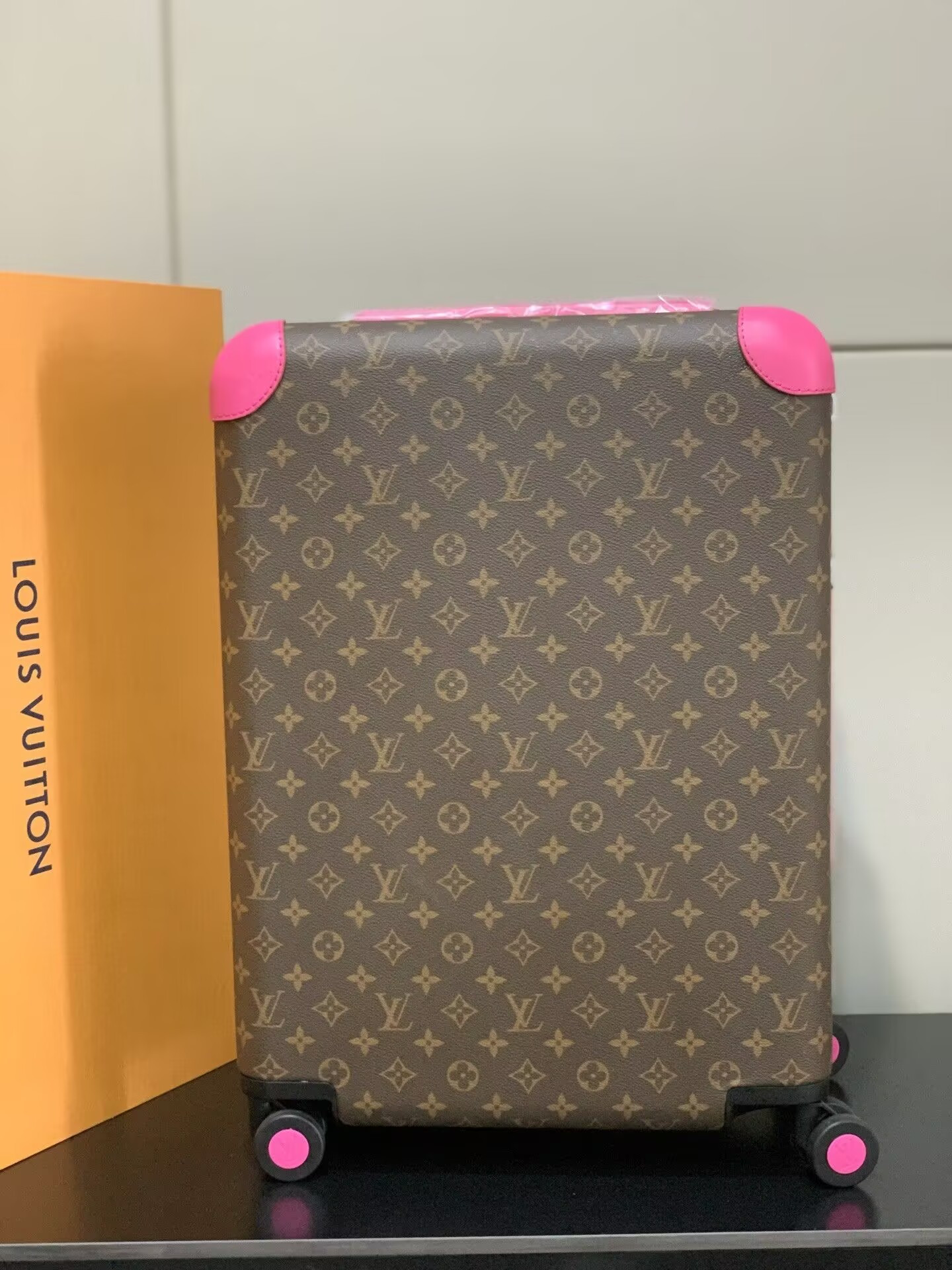 Louis Vuitton LV Horizon 55 Colormania Fuchsia M46780 15 x 21.7 x 8.3 inches