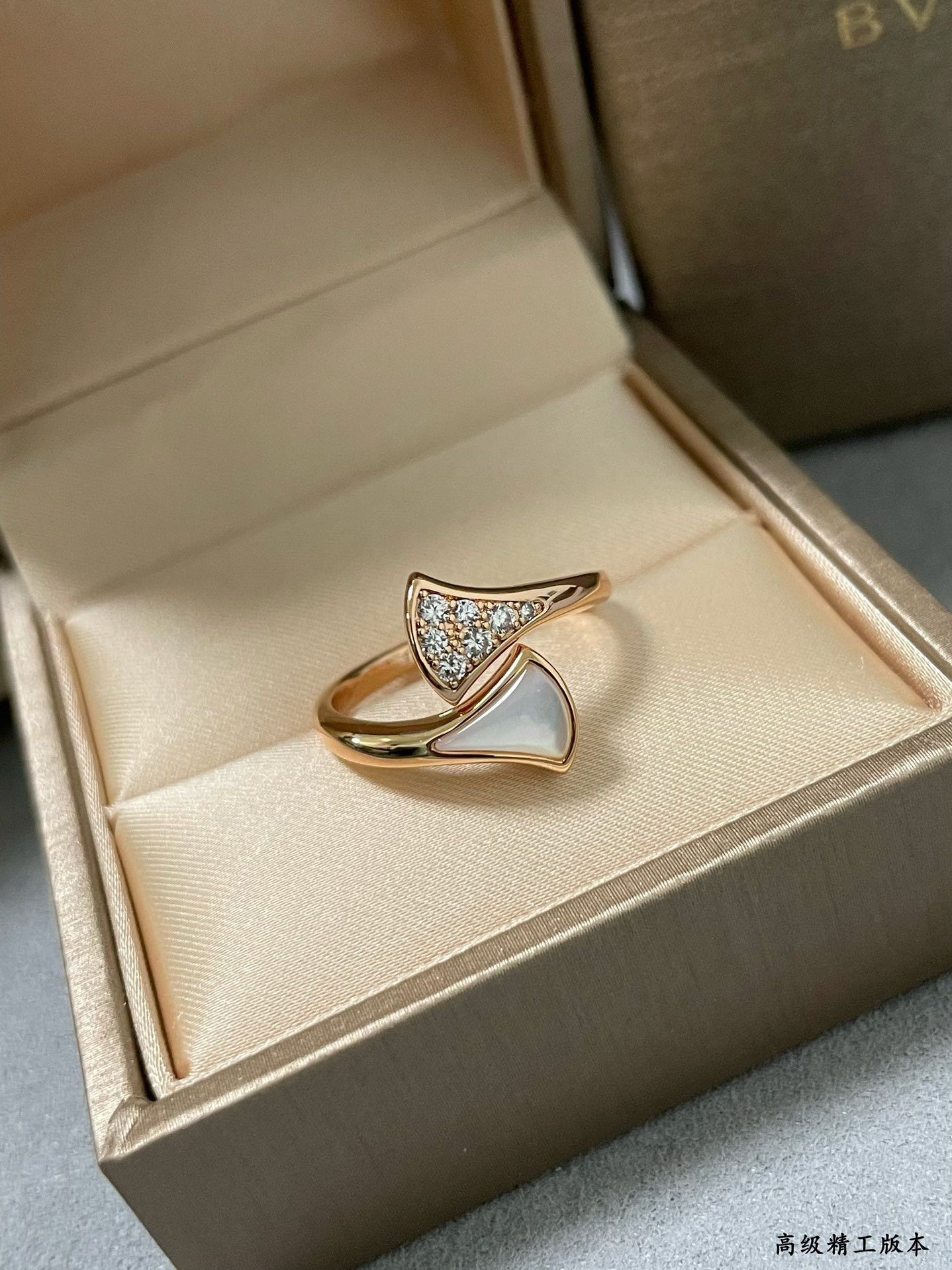 Bvlgari White mother-of-pearl scalloped skirt Ring