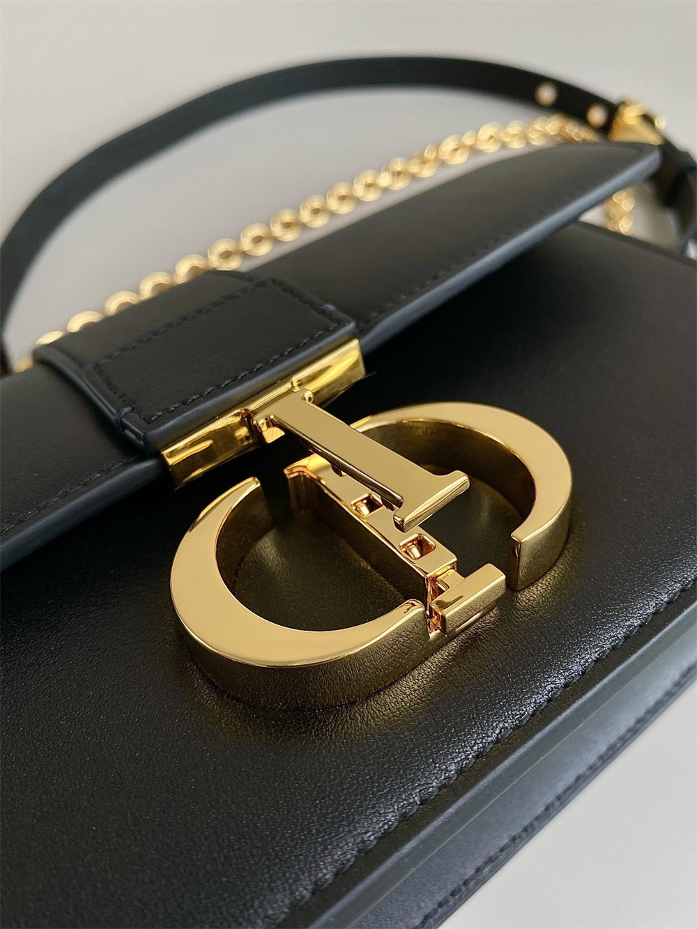 DIOR 30 MONTAIGNE EAST-WEST BAG WITH CHAIN 21 x 12 x 6 cm / 8.5 x 4.5 x 2.5 inches