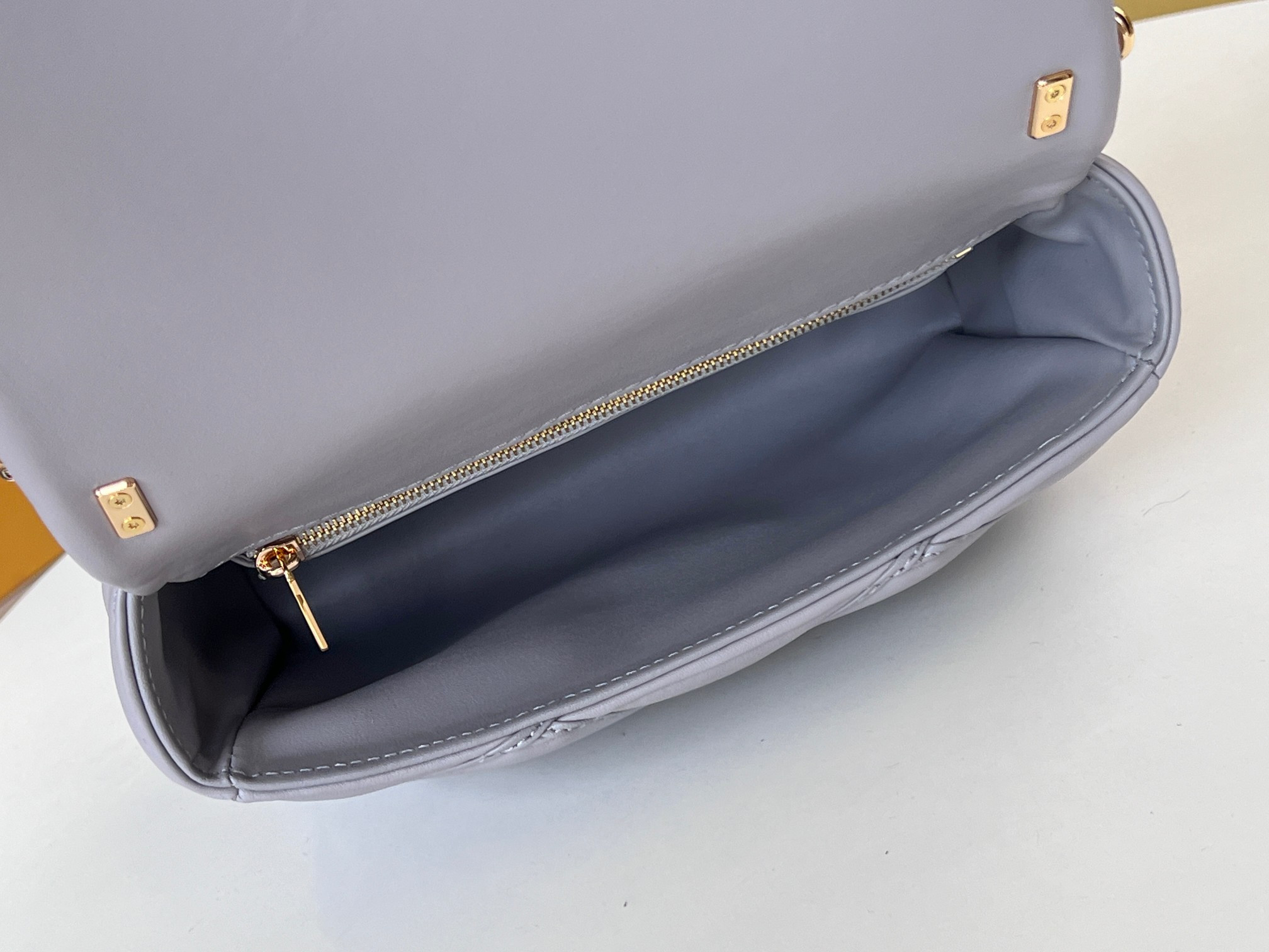 LOUIS VUITTON M22895 GO-14 MM Gray 9.1 x 6.3 x 3.9 inches