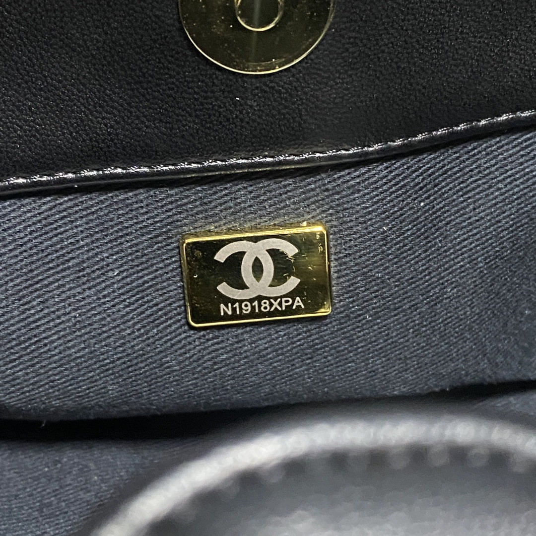 Chanel Shiny Leather Large Shopper Tote Black 33×21×7.5 cm
