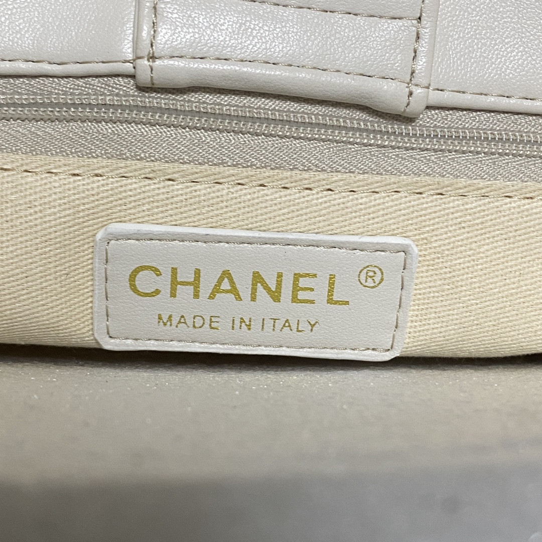 Chanel Shiny Leather Large Shopper Tote White 33×21×7.5 cm
