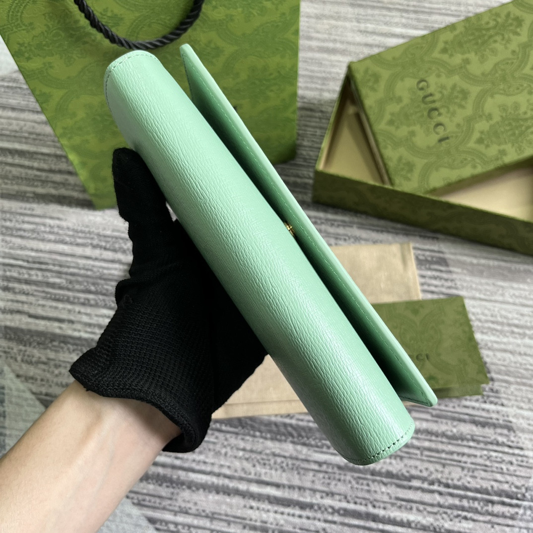 CONTINENTAL WALLET WITH GUCCI SCRIPT GREEN 7.5"W x 4"H x 1.4"D