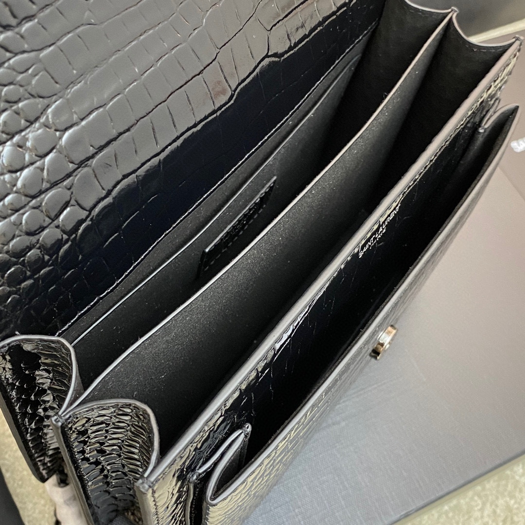 YSL SUNSET MEDIUM IN CROCODILE-EMBOSSED LEATHER NOIR 8 X 6.2 X 2.5 INCHES