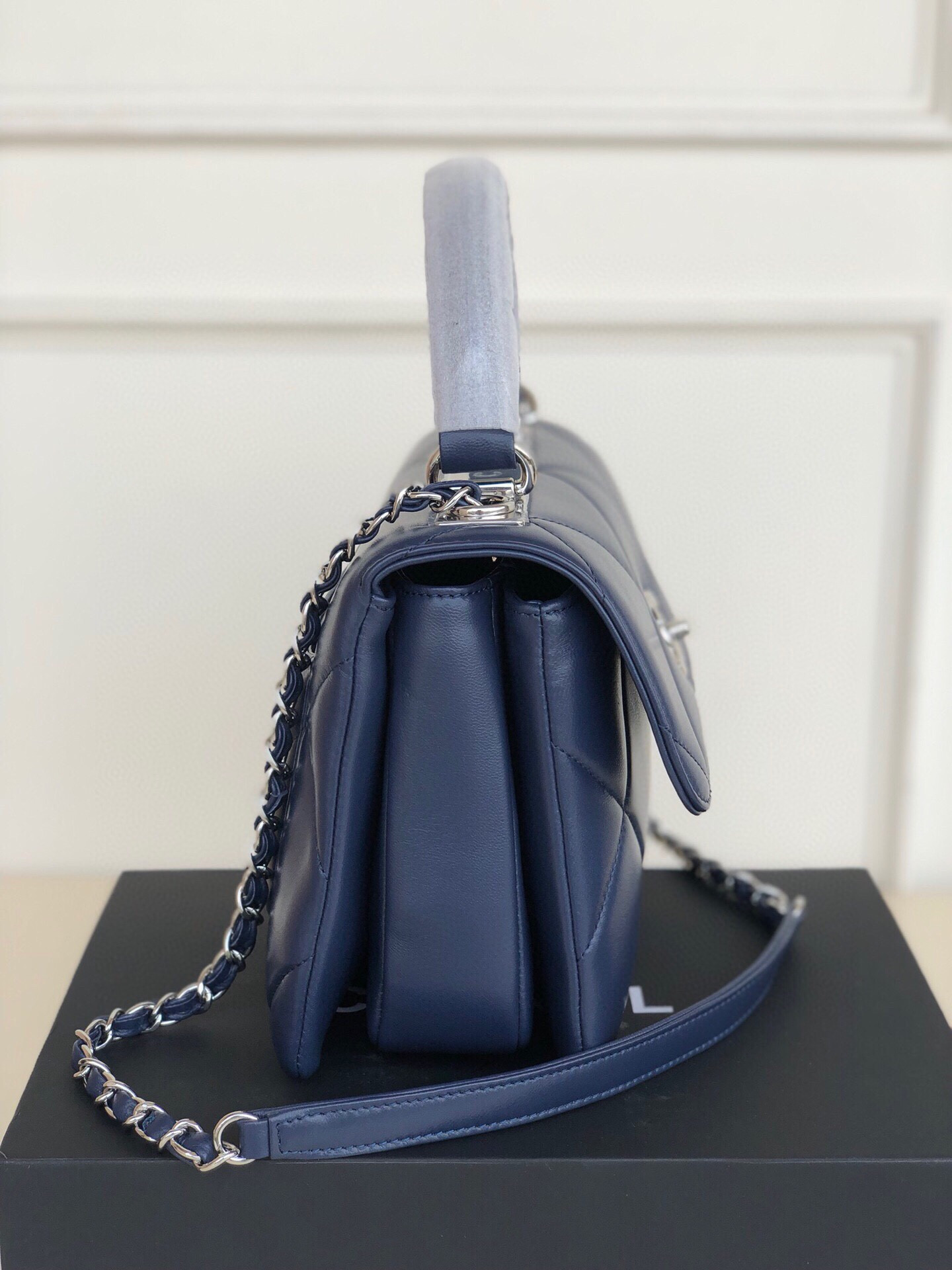 CHANEL FLAP BAG WITH TOP HANDLE 6.6 × 9.8 × 4.7 in