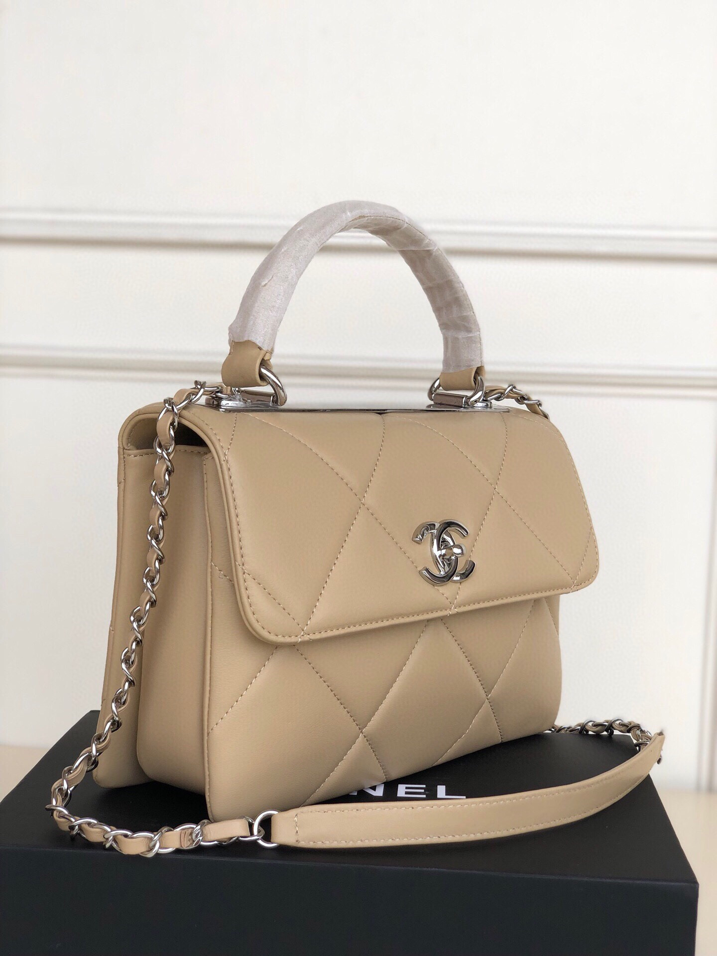 CHANEL FLAP BAG WITH TOP HANDLE 6.6 × 9.8 × 4.7 in
