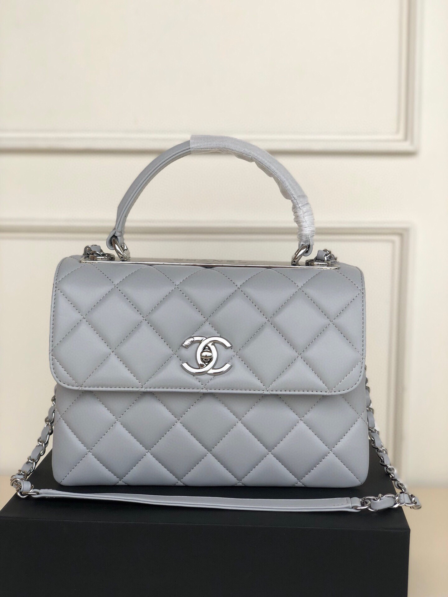 CHANEL FLAP BAG WITH TOP HANDLE 6.6 × 9.8 × 4.7 in