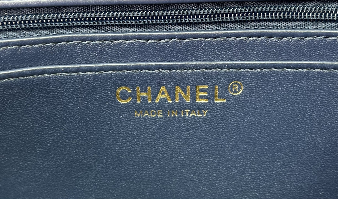 CHANEL MINI CLASSIC 11.12 HANDBAG Tweed & Gold-Tone Metal 4.7 × 7.8 × 2.3 in