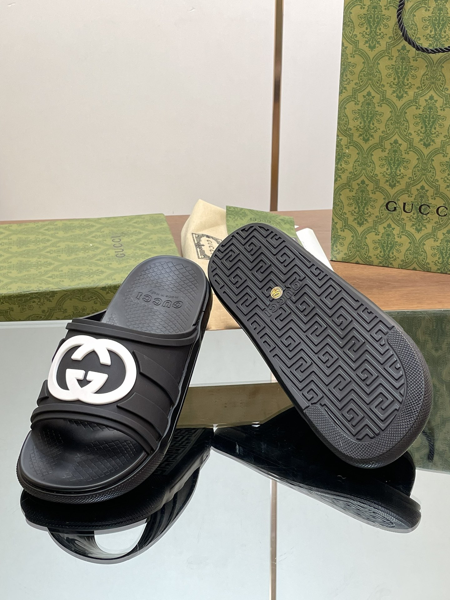 UA GUCCI INTERLOCKING G SLIDE SANDAL