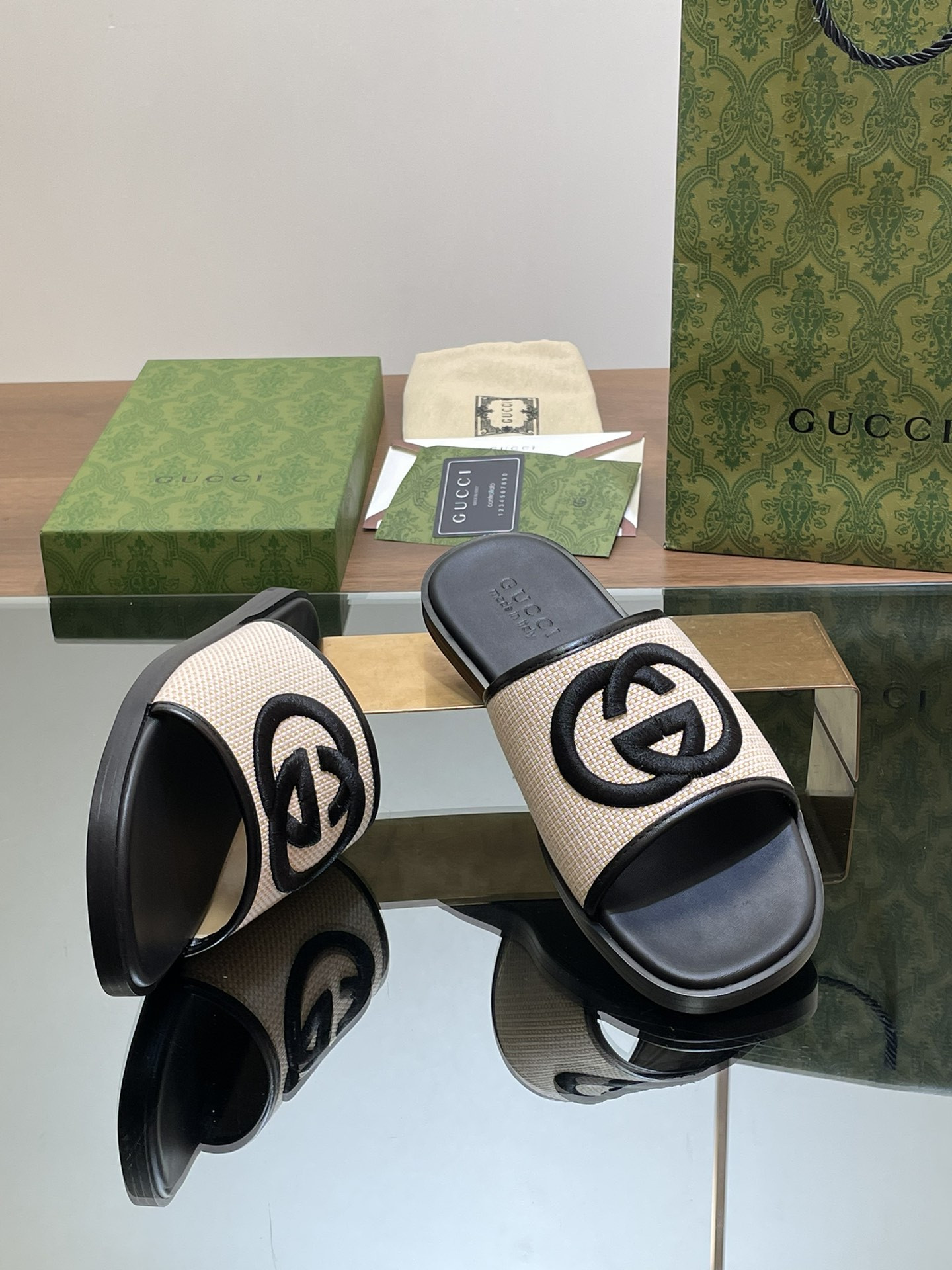 UA GUCCI INTERLOCKING G SLIDE SANDAL