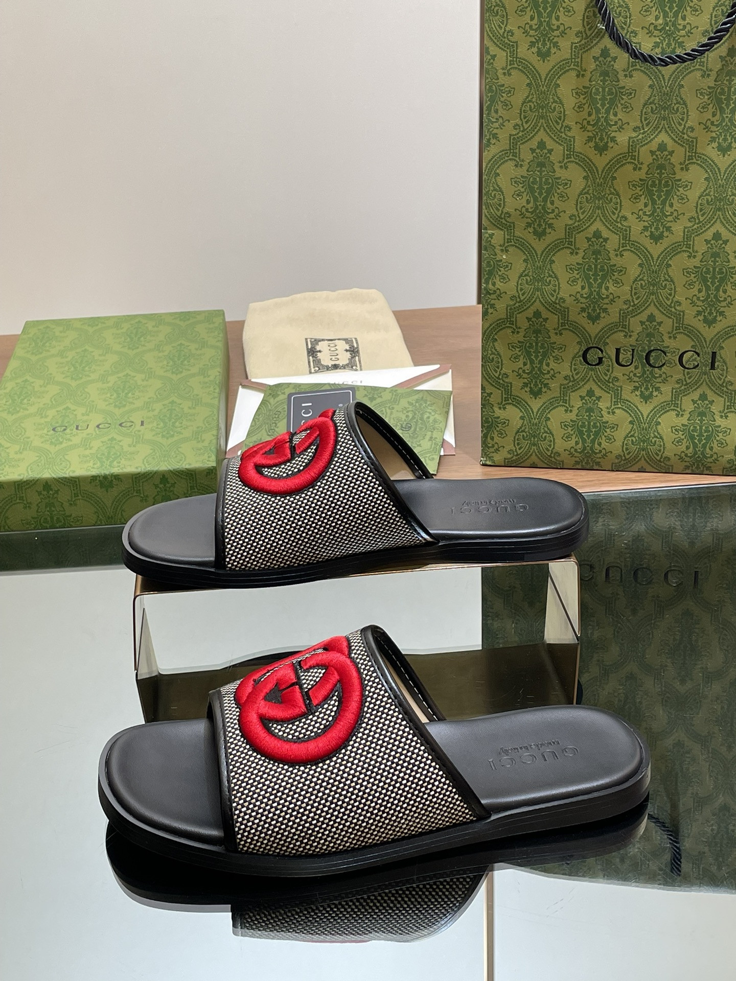 UA GUCCI INTERLOCKING G SLIDE SANDAL