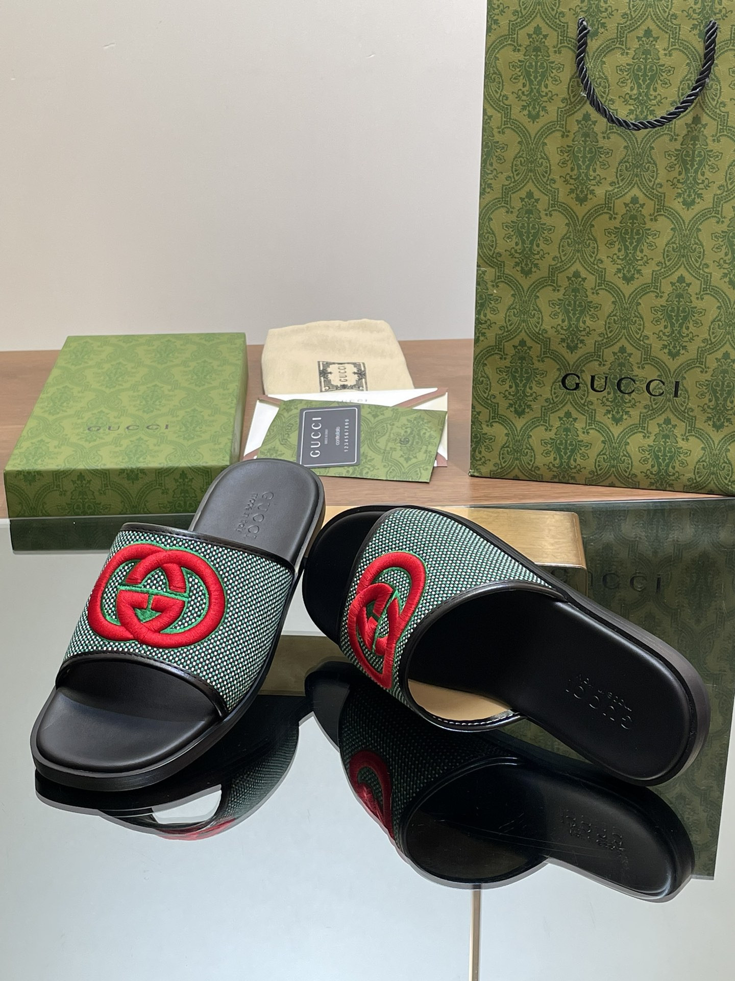 UA GUCCI INTERLOCKING G SLIDE SANDAL